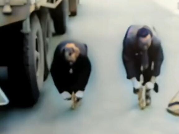 Những phát minh thú vị | Nghệ thuật lập dị giữa thế kỷ trước: thuyền bay trên trời, xe chạy dưới nướ