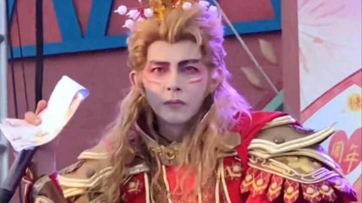Others do cosplay to make money, but Wang Dongcheng makes money so he can do cosplay.