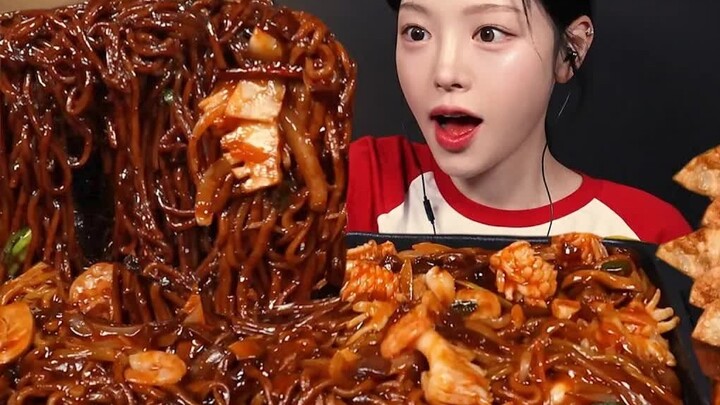【Boki with Chinese Subtitles】A super-large plate of seafood fried sauce noodles—watch how the young 