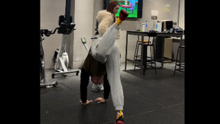 活动空间实在有限，差一点踢到这位漂亮的小姐姐