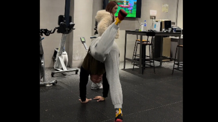 活动空间实在有限，差一点踢到这位漂亮的小姐姐