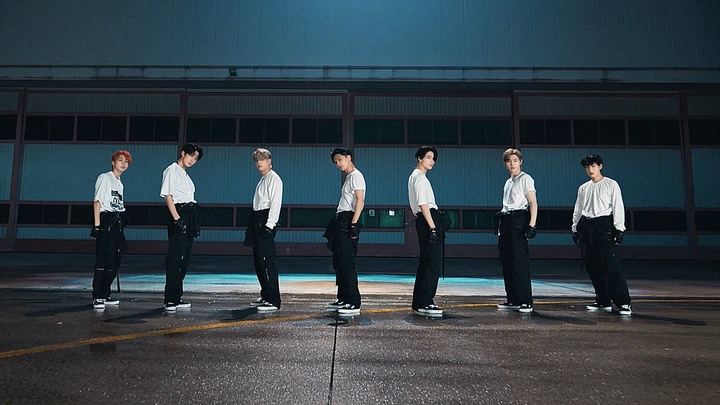 【ENHYPEN | 4K】มิวสิกวิดีโออย่างเป็นทางการ 'Future Perfect (Pass the MIC)' (เวอร์ชันเต้น)