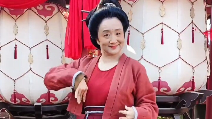 "National Beauty and Splendor" behind-the-scenes: Grandma Sun is also showing off her talents! Her e