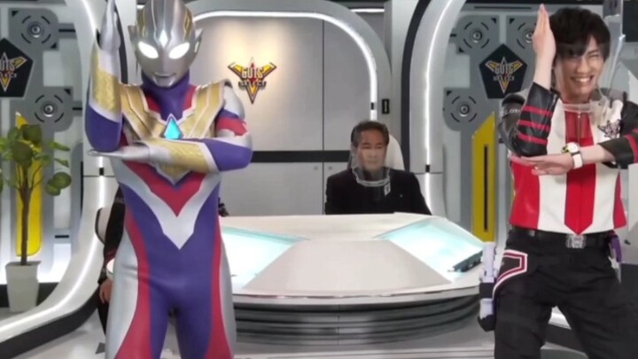 Bandingkan konferensi pers Ultraman Teliga dan konferensi pers Ultraman Deckard