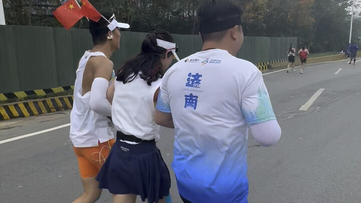 Những người chạy bộ thú vị tại Giải Marathon Tế Nam