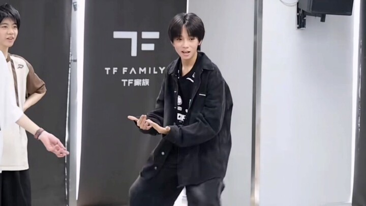 跳的挺帅的橹子哥 但是我想笑