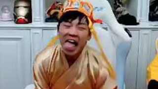 Xin hãy chuẩn bị cho tôi một địa điểm lớn hơn vào lần tới.