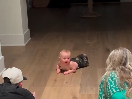 “يولّي ثلاث مرات قبل أن يخطو خطوة واحدة”.. يا له من طفل لطيف جدًا!