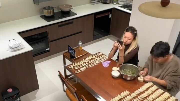 Yang satu pekerja keras tanpa keluh-kesah, yang satu penuh dengan nilai emosional