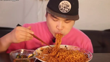 หนุ่มเกาหลีโชว์กินจุ มาม่าเกาหลีเผ็ดมาก (เสียงกิน)