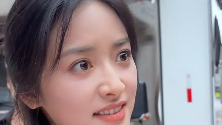 The moment Shen Yue walked over, she was on the verge of tears.
