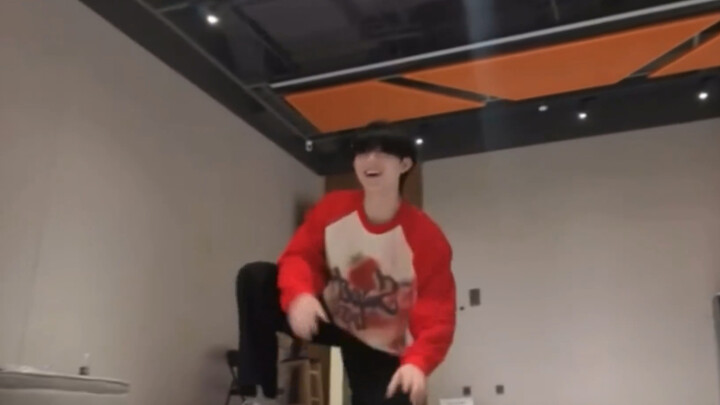 【سو شين هاو】 قال معجبوه إن فيديوهاته لا تحقق نجاحًا، فذهب واقتنى عدسة 4K وشاركها على الفور، فهو يحبه