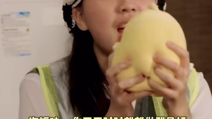She’s always such a heartwarming little sister! #LiYongzhi #Kpop