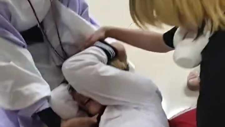Ở Quảng trường Tianfu và Đường Chunxi, có một người dì ở Tianfuhong đã đánh hai cosplayer và gọi họ 