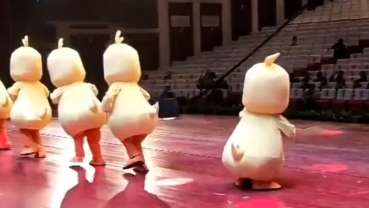 Hilarious moments from adorable kids’ stage performances—so cute, haha!