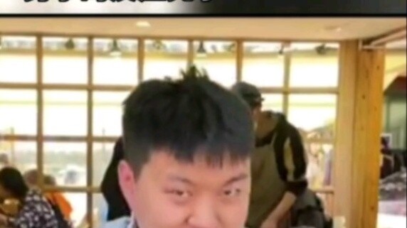 Một người phụ nữ đang đi du lịch và ăn uống tại một địa điểm ngắm cảnh muốn tránh bị bắt nạt, vì vậy