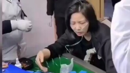 Cô gái đánh mạt chược được tay bài cực đẹp đến mức phấn khích tới mức khó thở, xe cấp cứu 120 phải v