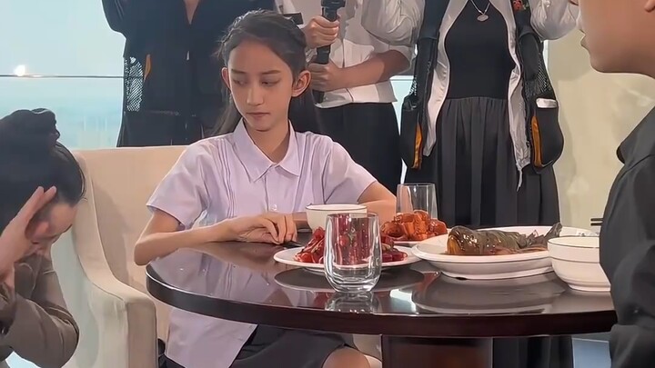 Di lokasi syuting drama pendek, sutradara langsung menyampaikan adegan dan dialog kepada para aktor;