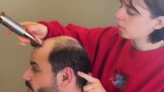 Sebelum memakai wig, dia adalah "pria itu"; setelah memakai wig, dia berubah menjadi "pria tampan it