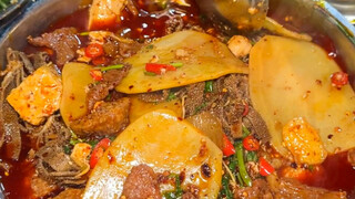 Spicy hot pot on the streets of Chongqing—such a big bowl, so fragrant it's mind-blowing!