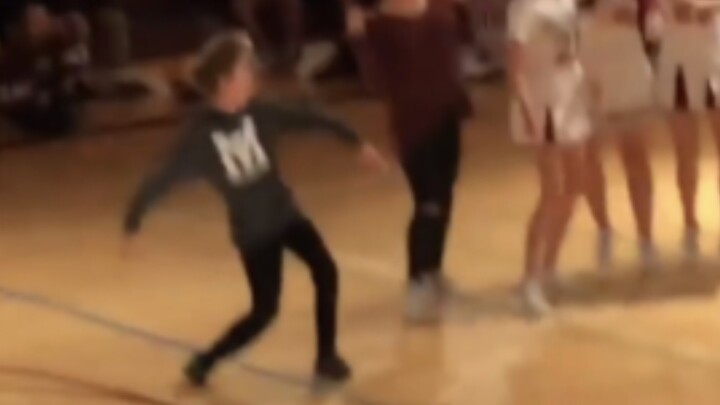 The Sheniu danced in front of the whole school, and the teacher scored: 1000 points!