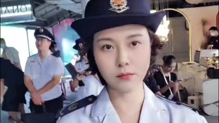Teacher Zheng Chunhua (the beautiful train attendant)
