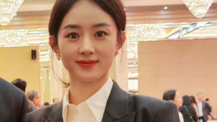 Triệu Lệ Dĩnh tham dự Đại hội Nghệ sĩ Truyền hình Trung Quốc, tự trang điểm, áo vest tóc đuôi ngựa t