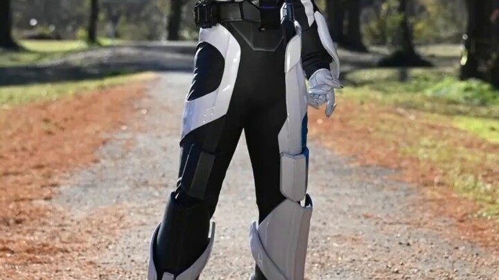 Masked Rider Silver Fox appears! The person who transforms is Gene, the supporter of the polar fox #