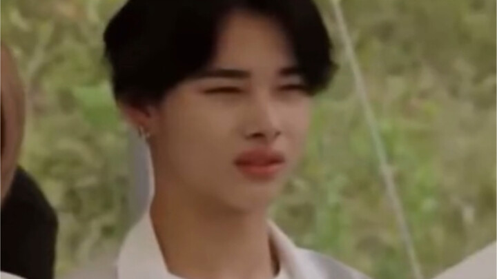 Cái mặt thả lỏng hoàn toàn của thằng nhóc này đúng là nhéo trúng điểm cười của tui, ha ha ha ha!