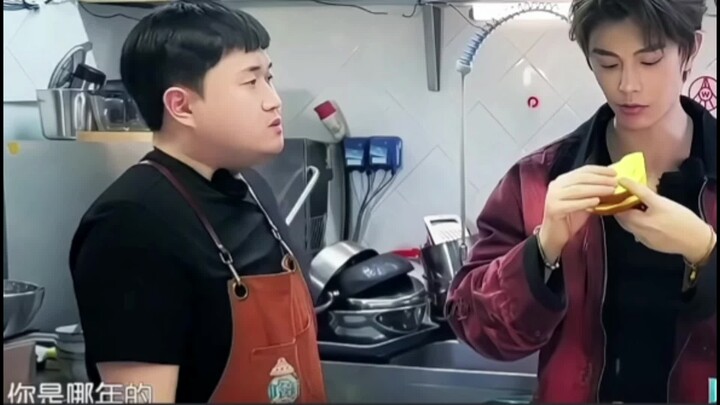 I seriously can't handle this part, hahaha. Ding Yuxi's shocked expression is so adorable, especiall