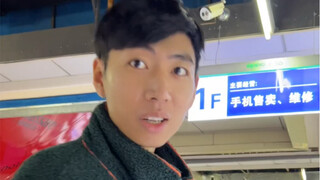 拿着手机模型去修手机