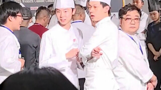 Suzhou, Hari Koki, para emak-emak merobohkan pagar pembatas dan mengambil roti yang digunakan untuk 