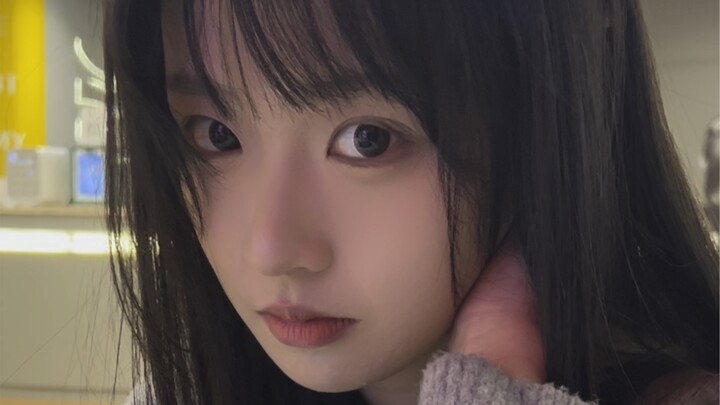 The scent of osmanthus drifts across the playground—the very aroma of my memories. A bouquet of flow