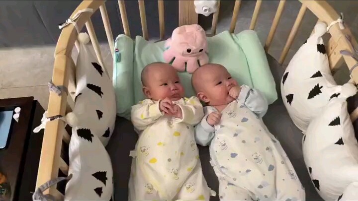 The baby says: I’m already trying my best to listen.