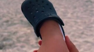 人类幼崽的小鞋子太可爱了，脱掉以后的jio jio更可爱！