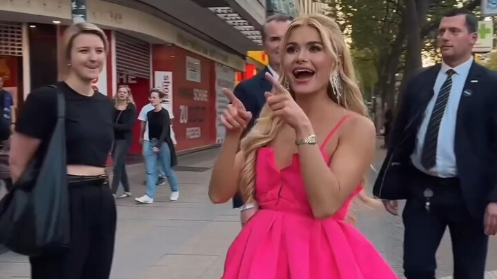 Saat melihat diri sendiri di layar besar, ekspresi saya benar-benar nggak terkendali 👀 Halo Pamilies