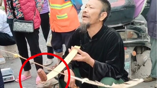 The old man is really amazing at walking on eggs, a lost secret skill!