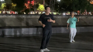 Every day, the father-in-law is obsessed with square dancing, so the mother-in-law can't help but fo