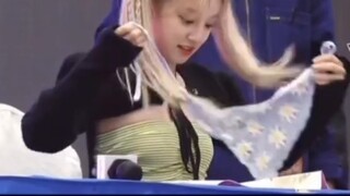 Kakak Yuqi benar-benar terlihat seperti bayi