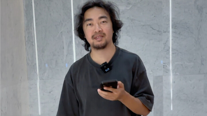 «لقاء عابر مع الأخ الأصغر في المصعد»