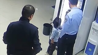 A cute kid got lost and fell asleep on the street. He replied to the police station's "read it rando