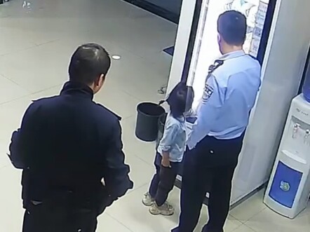 A cute kid got lost and fell asleep on the street. He replied to the police station's "read it rando