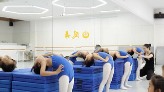 下腰起来，不会移重心，可以试试这个动作，完成不了的孩子要注意呼吸的控制！