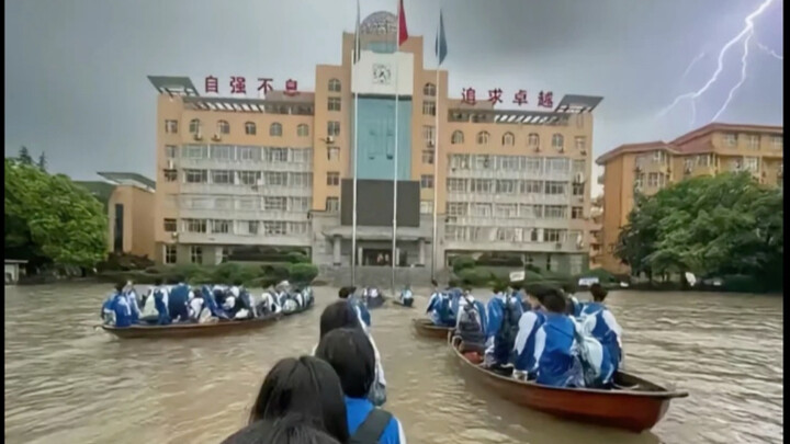 تعليقات حادة على الصور الفوتوغرافية في قسم التعليقات — لو لم تعرف، لظننت أنها تصور إنزال نورماندي! إ