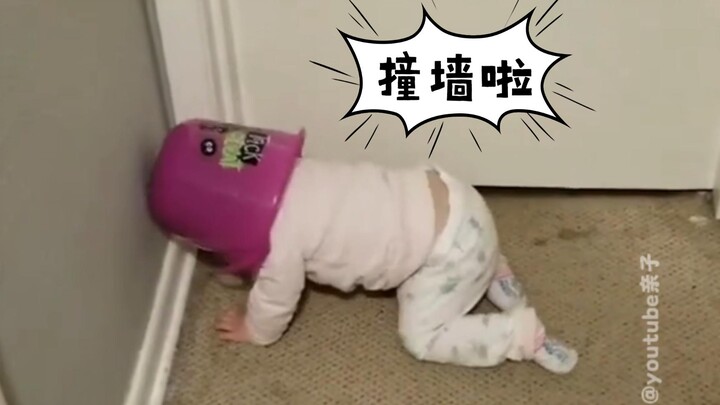 Tại sao các bé đều thích lấy đồ gì đó chụp lên đầu vậy🤣🤣