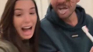 Hahahahahahaha tôi cười như điên vì hiệu ứng đặc biệt của con nhện này hahaha