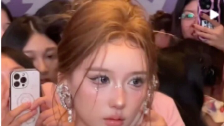 ทุกคนพูดกันว่าเน็ตไอดอลคนนี้หน้าเหมือนจ้าวลู่ซือ