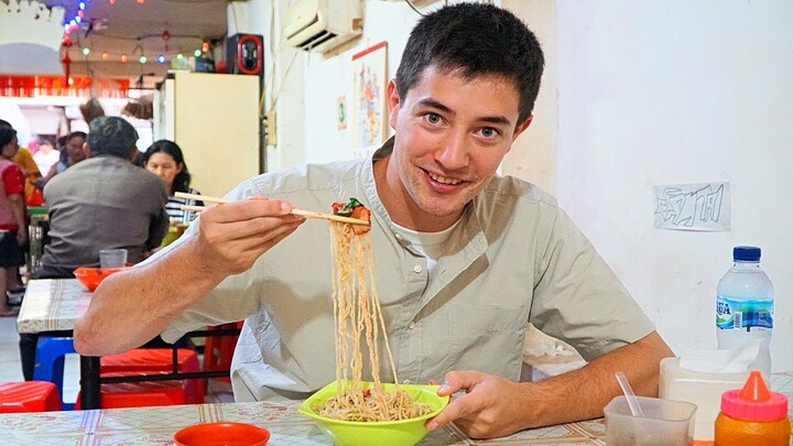 Indonesian Street Food in Jakarta - FIRE DUMPLINGS in Chinatown (Glodok) + BEST Chinese Street Food