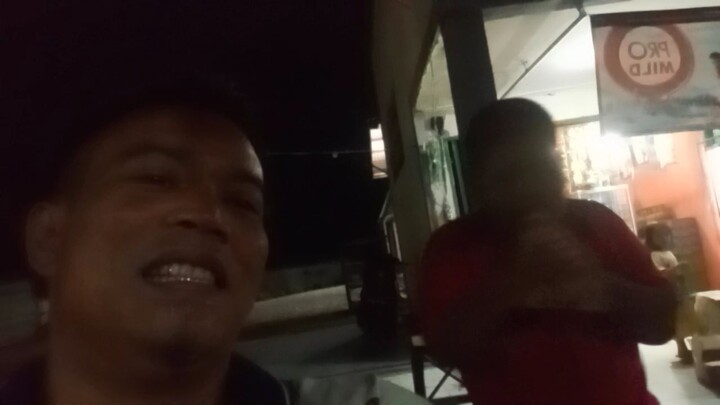 minum es sambil lari