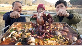 각종 조개와 문어, 전복, 고둥 싱싱한 해산물 가득 넣은 시원한 해물탕! (Seafood soup) 요리&먹방!! - Mukbang eating show